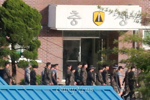 13일 오전 서울 서초구 내곡동 육군 수도방위사령부 예하 52사단 예비군 훈련장에서 총기난사 사고가 발생한 가운데, 훈련소에 근무하는 군인들이 분주히 움직이고 있다.