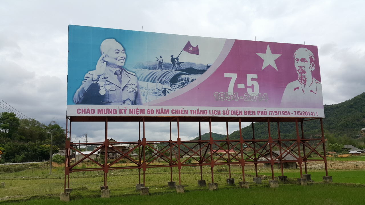 1954년 5월 7일 디엔비엔푸 전투의 승리를 기념하는 홍보판. 왼쪽이 지압 장군, 오른쪽이 호찌민