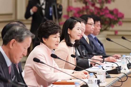 지난 19일 열린 제7차 무역투자진흥회의에서 박근혜 대통령이 발언을 하고 있다.