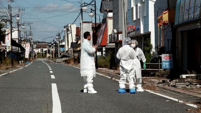  영화 <핵의 나라2> 중 한 장면. 일본 후타바 지역 주민들은 2011년 대지진 이후 고향을 떠났다. 사진은 방사선 누출로 폐허가 된 후타바를 다시 찾은 주민의 모습.
