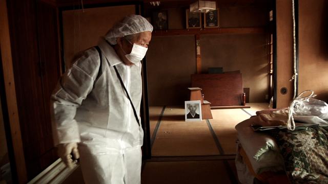  영화 <핵의 나라2> 중 한 장면. 일본 마을 후타바를 배경으로 한 다큐멘터리다. 마을의 부흥을 가져왔던 원전은 후쿠시마 사태로 파괴되면서 마을을 폐허로 만든다.