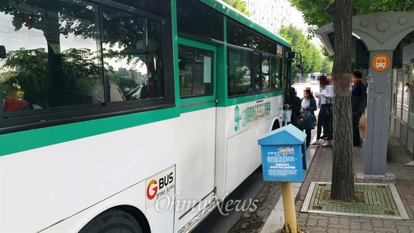 버스를 타고 출근하는 경기도 도민들.