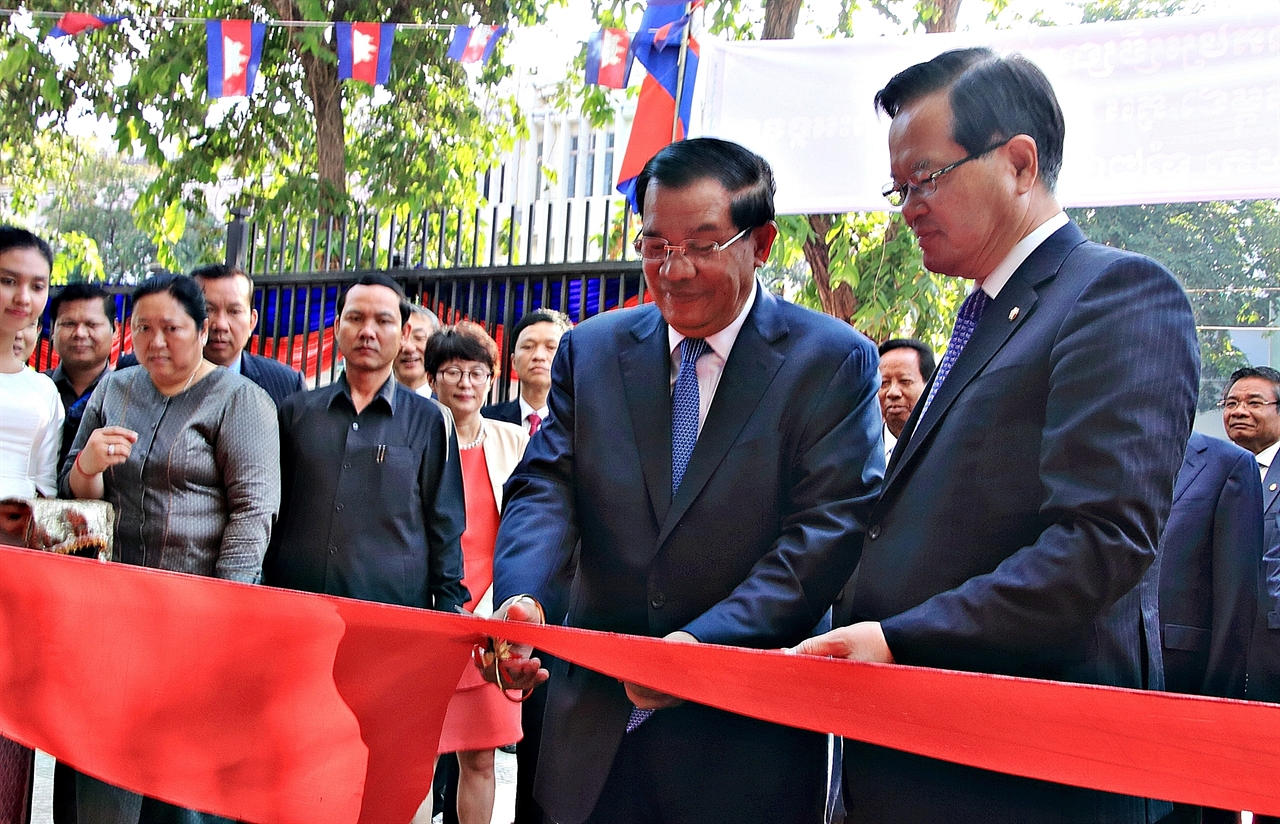캄보디아 훈센총리와 한국대표로 참석한 정의화 국회의장이 앙두엉 국립안과병원 준공식 커팅식을 하는 모습.