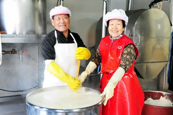  광주 광산구 더불어락 협동조합의 두부마을(두부공장)에서 노인들이 직접 두부를 만들고 있다.