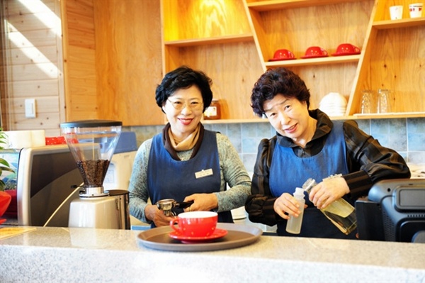 광주 광산구 더불어락 노인복지관의 북카페에서 노인들이 직접 커피를 만들고 있다.