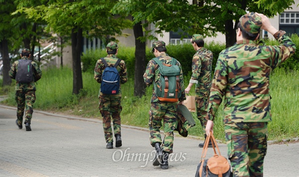 서울에 한 예비군훈련장에서 집으로 돌아가는 예비군들. 