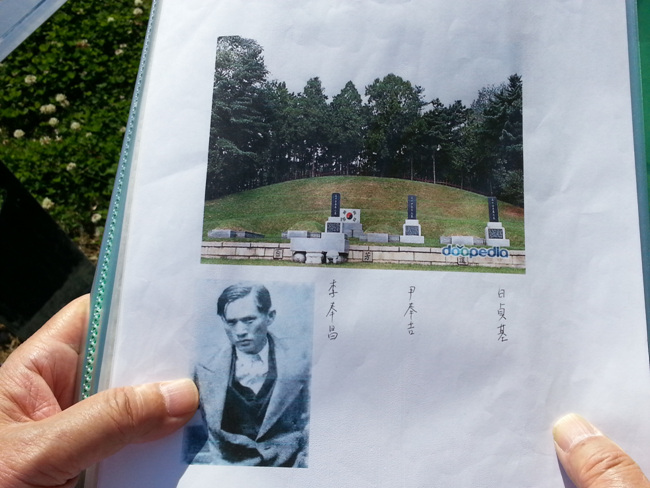 일행을 안내한 기무라씨가 효창공원에 있는 독립의사묘에서 촬영했다는 묘지들로 왼쪽부터 이봉창, 윤봉길, 백정기 선생의 묘가 보인다. 시신을 찾지 못한 묘에는 가묘를 썼다. 