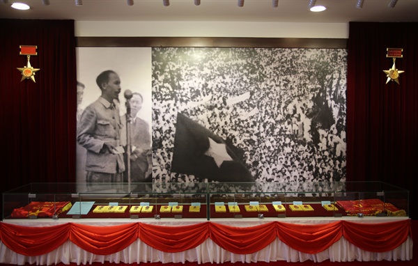 호찌민 전 베트남 국가주석이 1945년 9월 2일 하노이 바딘광장에서 베트남민주공화국의 독립선언을 선포하고 있다. 그로부터 13일 뒤에 창립된 베트남통신사에서 찍은 역사적인 사진이다. 