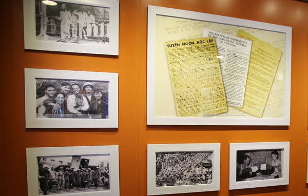 호찌민 주석의 베트남 독립선언 직후인 1945년 9월 15일에 창간된 베트남통신사가 작성한 독립선언문 기사와 통신사 창립 초기의 사진들.