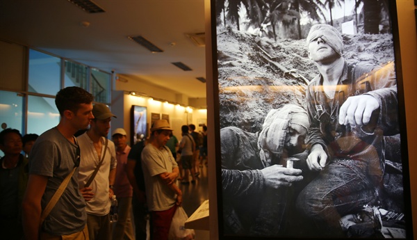 베트남 호찌민시 전쟁증적박물관 3층의 레퀴엠관에 전시된 사진 작품들. 주간화보지 <라이프>의 전성시대를 이끈 래리 버로우즈(Larry Burrows) 등 베트남전에서 순직한 전선기자들이 죽음으로 기록한 사진들이 전시돼 있다.