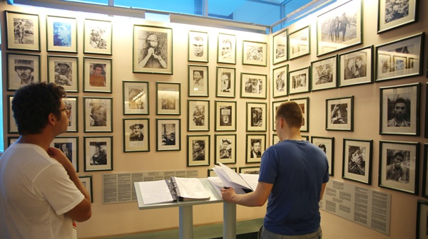 베트남 호찌민시 전쟁증적박물관 3층의 레퀴엠관의 한쪽에 전시된 베트남전 순직 기자들의 초상사진. 