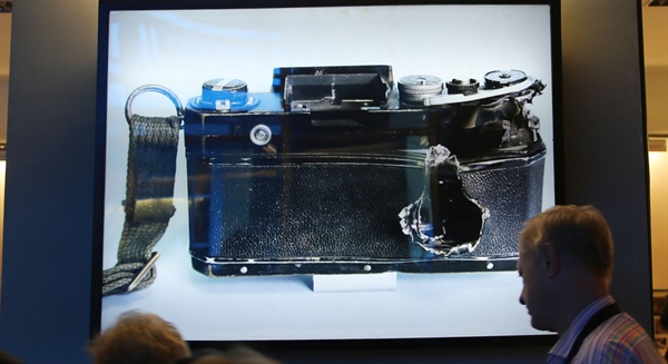 베트남 호찌민시 전쟁증적박물관 3층의 레퀴엠관에 전시된 베트남전에서 순직한 한 사진기자의 총탄 맞은 카메라 사진.