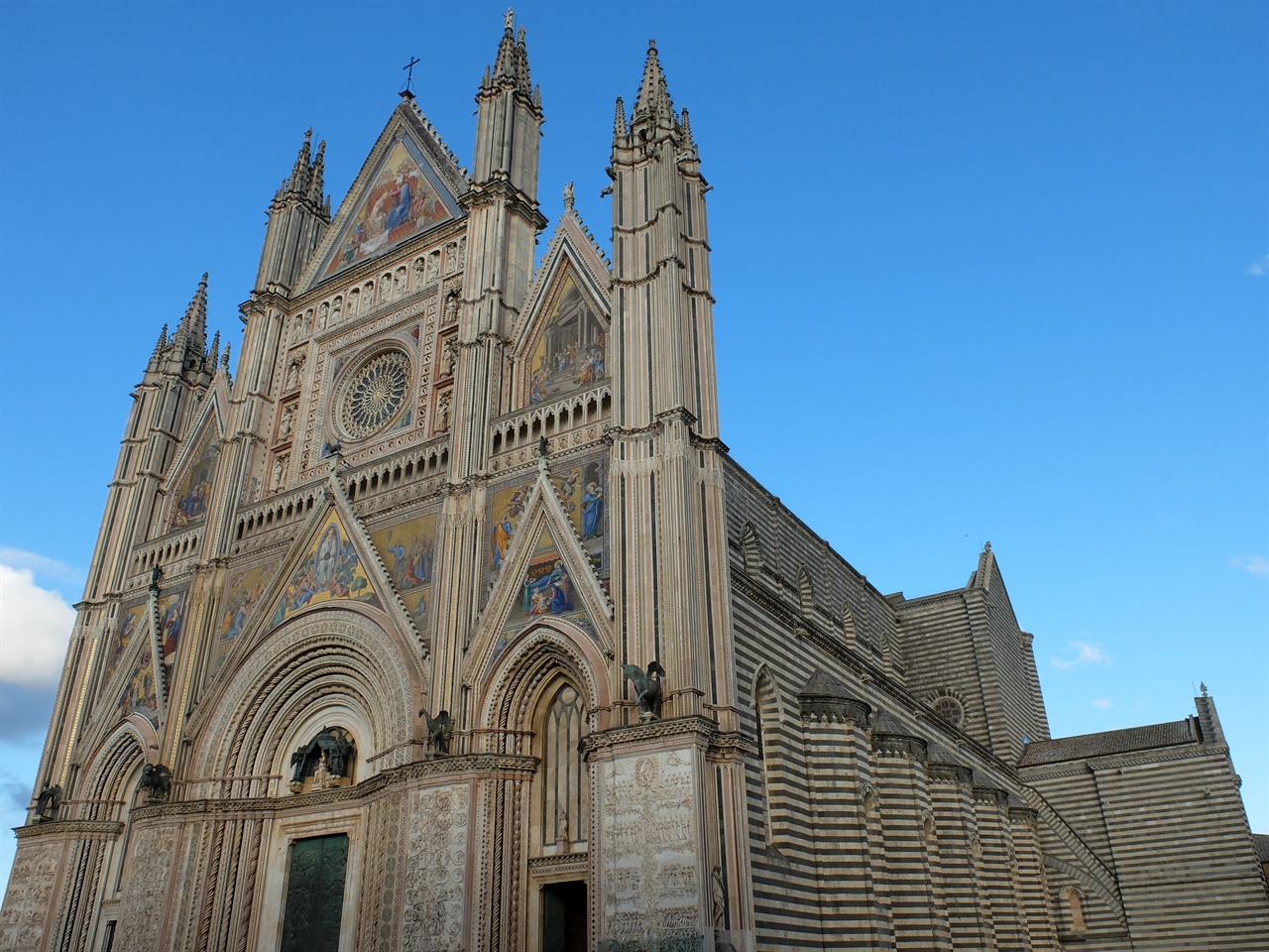 오르비에토의 '두오모(산타 마리아 아순타 대성당 Cattedrale di Santa Maria Assunta)'. 로마네스크 양식의 아랫부분과 고딕양식의 윗부분이 조화를 이루고 있는 거대한 성당입니다. 