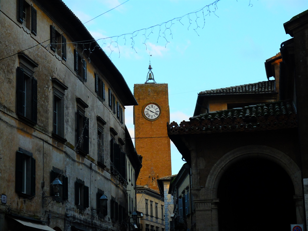 오르비에토의 중앙에 위치한 시계탑입니다.
