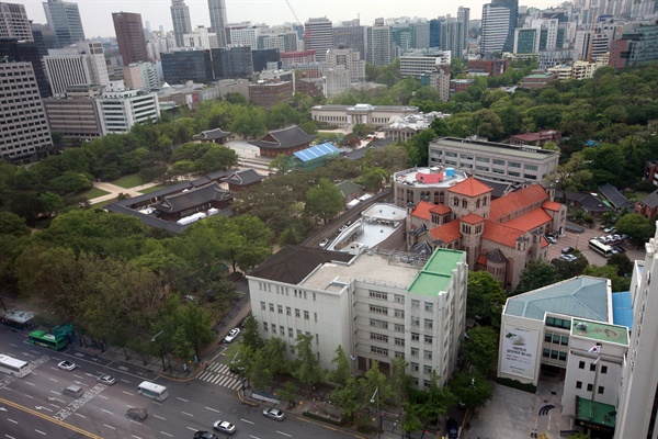 광복 70주년을 맞아 철거되는 국세청 별관 건물(맨앞 가운데 하얀 건물). 왼쪽은 덕수궁, 오른쪽은 서울시의회, 뒤는 성공회서울대성당에 둘러싸여 있다.
