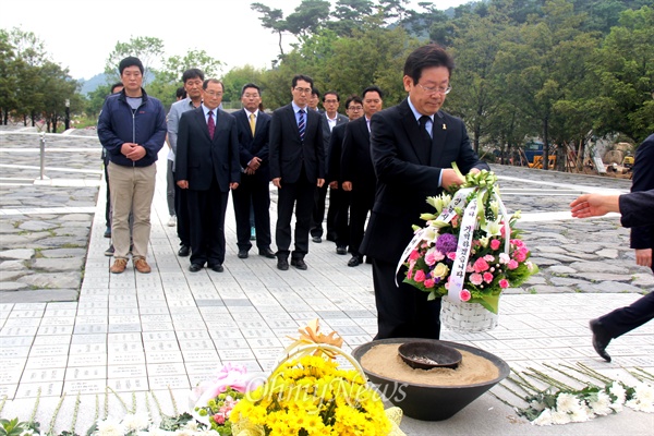 이재명 경기 성남시장이 15일 오후 경남 김해 진영읍 봉하마을을 찾아 고 노무현 전 대통령 묘역을 참배하면서 헌화하고 있다.