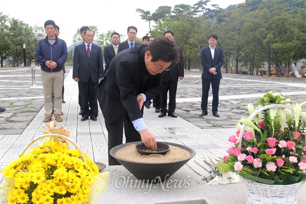 이재명 경기 성남시장이 15일 오후 경남 김해 진영읍 봉하마을을 찾아 고 노무현 전 대통령 묘역을 참배하면서 분향하고 있다.