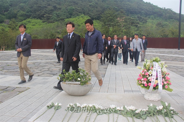 이재명 경기 성남시장이 15일 오후 경남 김해 진영읍 봉하마을을 찾아 고 노무현 전 대통령 묘역의 너럭바위를 참배한 뒤 돌아나오고 있다.
