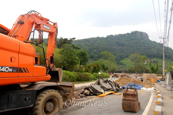 5월 경남 김해 진영읍 봉하마을은 생태문화공원 조성공사가 한창이다.