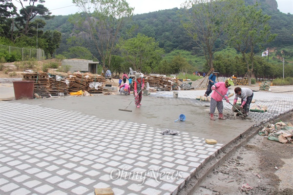 5월 경남 김해 진영읍 봉하마을은 생태문화공원 조성공사가 한창이다.