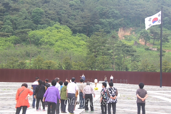 고 노무현 전 대통령 서거 6주기를 앞두고 있는 가운데, 참배객들이 경남 김해시 진영읍 봉하마을에 있는 묘역을 찾고 있다.