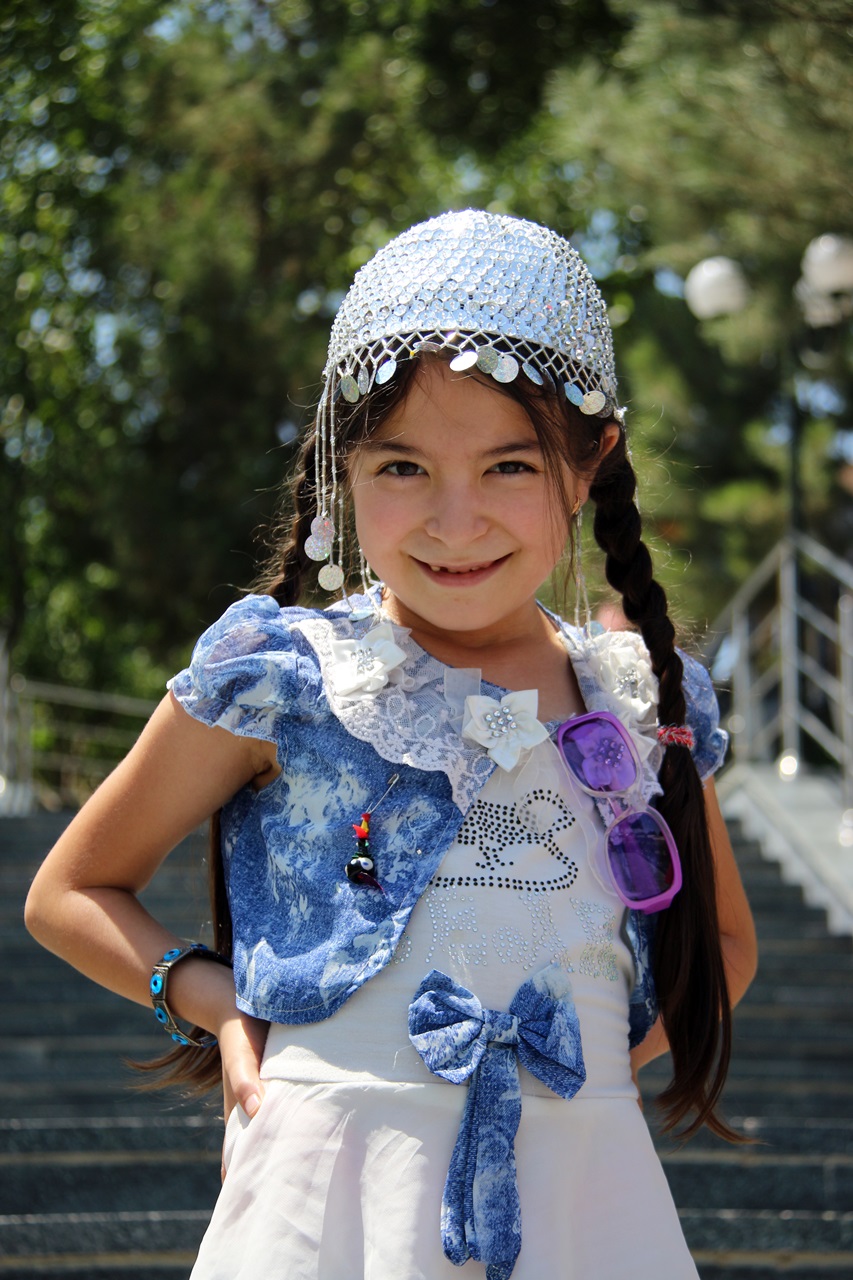 역시 장인장모의 나라 우즈베키스탄. 예쁜 여자아이들도 많다. 