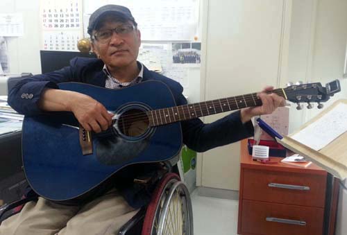 박철홍 씨가 자신이 만든 노래 '모모'를 직접 연주해 보이고 있다. 지난 15일 전남도의회 의원 사무실에서다.