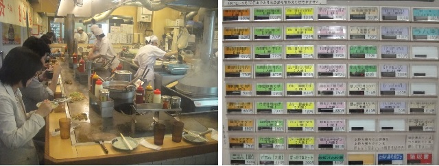        손님들이 앉아서 야키소바 군 메밀국수를 먹고 있습니다. 오른쪽 사진은 음식값을 내는 식권판매기입니다. 천 엔을 넘는 먹거리는 없습니다. 