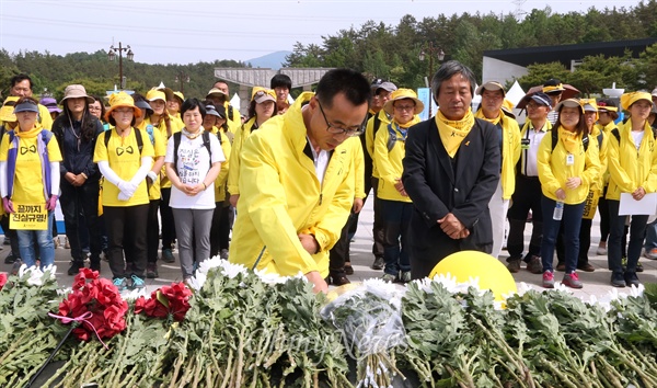 5.18 민주화운동 35주년을 하루 앞둔 17일 세월호 참사 희생자 유가족들이 광주 북구 운정동 국립 5·18 민주묘지를 찾아 참배하고 있다.