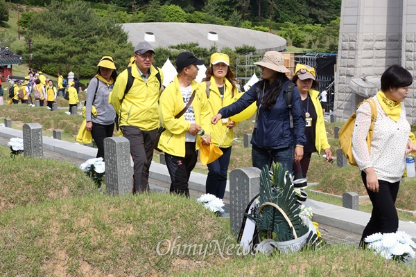 5.18 민주화운동 35주년을 하루 앞둔 17일 세월호 참사 희생자 유가족들이 광주 북구 운정동 국립 5·18 민주묘지를 찾아 참배 후 둘러보고 있다.