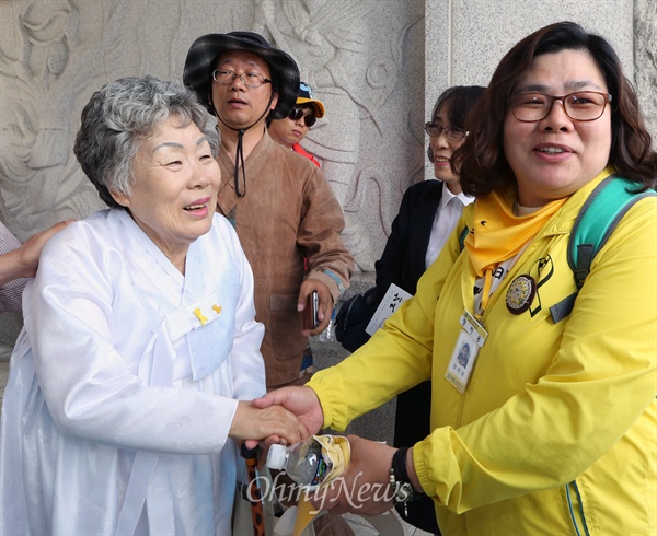 5.18 민주화운동 35주년을 하루 앞둔 17일 세월호 참사 희생자 유가족들이 광주 북구 운정동 국립 5·18 민주묘지를 찾아 오월어머니집 회원인 이귀임씨와 인사하고 있다.