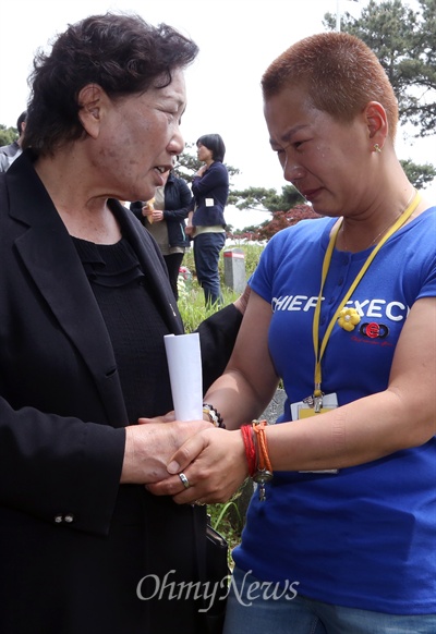 이한열 열사의 어머니 배은심씨가 지난 2015년 5월 17일 광주 북구 망월동 광주시립공원묘지(5.18 구묘역)를 방문한 세월호 참사 희생자 유가족 '영석 엄마' 권미화씨의 손을 잡고 위로의 말을 건네고 있다. 