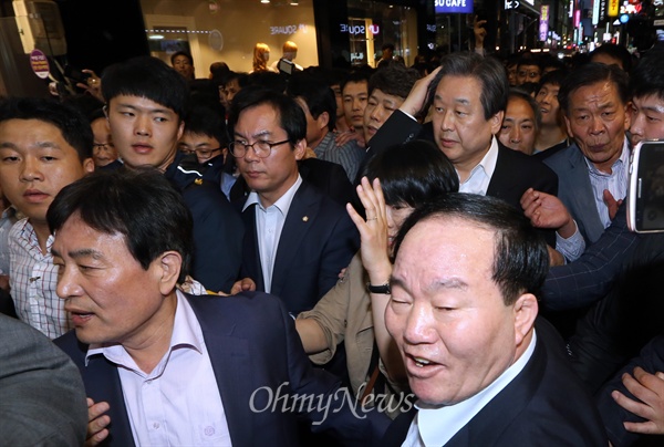 김무성 새누리당 대표가 17일 광주 금남로에서 열린 5.18 민주화운동 전야제에 참석했다 시민들의 거센 항의를 받아 쫓겨나고 있다.