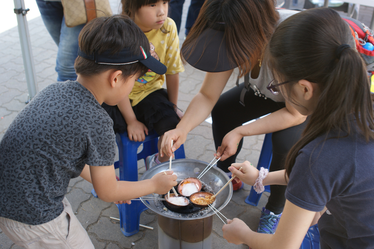 달고나 삼매경에 빠진 어른과 아이들