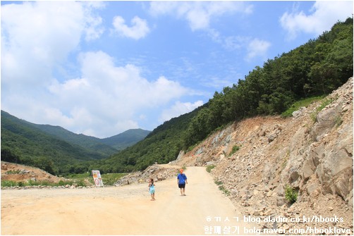  요즈음 시골에서는 깊은 두멧자락조차 산을 깎고 나무를 밀어서 찻길을 늘립니다. 관광도로라는 이름을 붙이는데, 정작 걸어서 다닐 만한 길은 사라집니다.