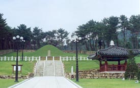 수로왕비릉과 오른쪽의 파사탑 비각