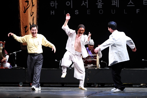 연희집단 광대의 '놈놈놈' 공연 장면.