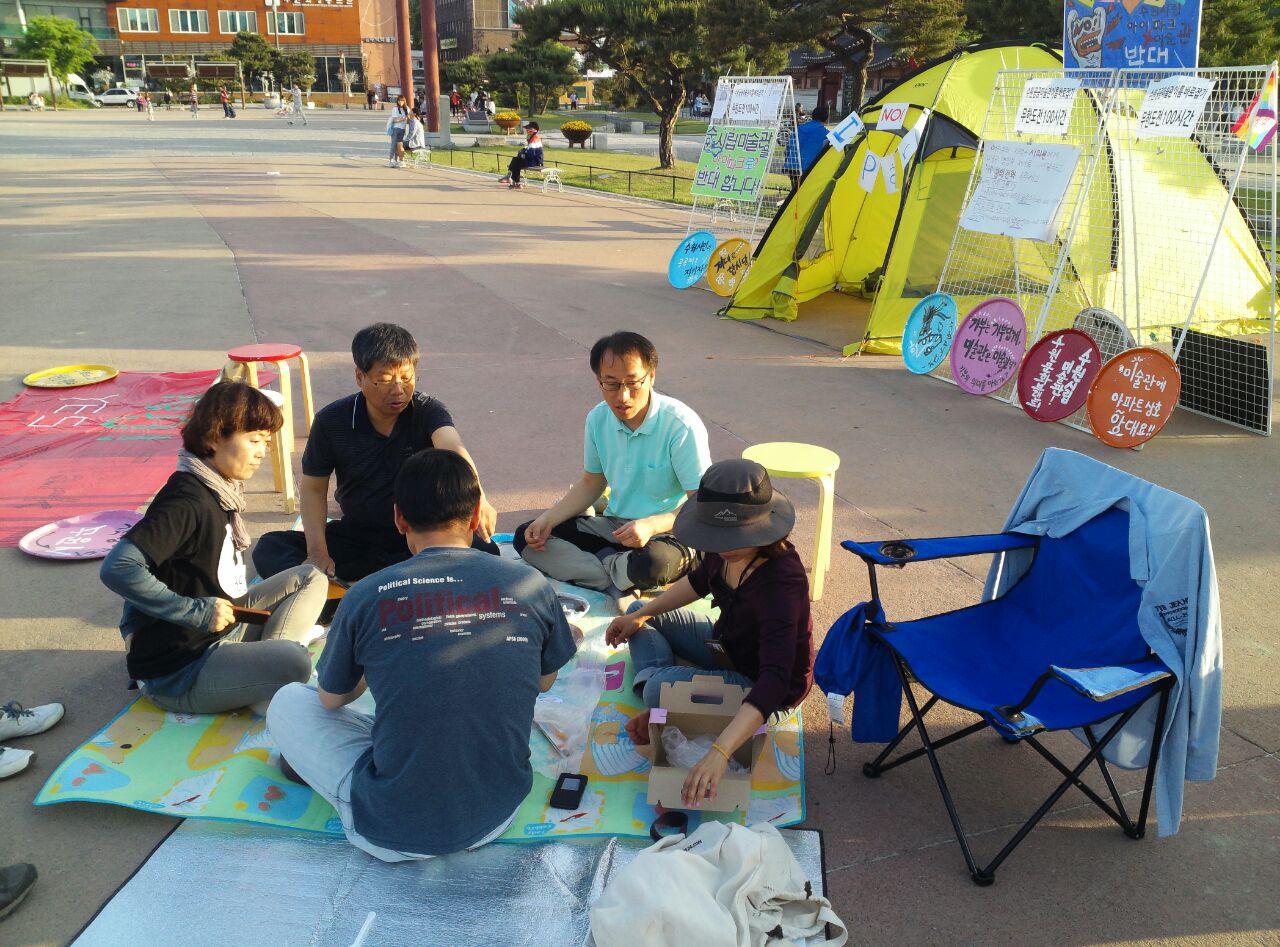 무한도전 100시간 캠프 <수원 공공미술관 이름 바로잡기 시민네트워크> 회원들이 수원화성행궁 광장에 캠프를 차렸다.