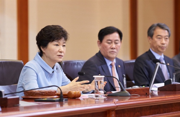 박근혜 대통령이 12일 오전 청와대에서 제19회 국무회의를 주재하고 있다.