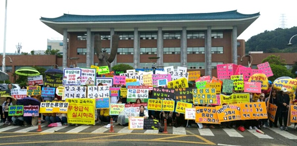 김해지역 학부모들은 18일 오전 김해시청 앞에서 무상급식 원상회복을 요구하는 손팻말 등을 들고 선전전을 벌였다.