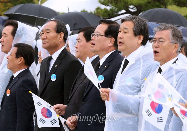 '임을 위한 행진곡' 제창이 올해도 논란이 되고 있다. 16일 보훈처는 이 노래의 제창은 하지 않고 합창만 하는 현행 방식을 유지하기로 했다. 사진은 2015년 5월 18일 오전 광주 국립 5·18 민주묘지에서 열린 제35주년 5·18 민주화운동 기념식에서 '임을 위한 행진곡'을 부르는 정의화 국회의장과 김무성 새누리당 대표, 문재인 새정치민주연합 대표. 국무총리 직무대행으로 이날 기념식에 참석한 최경환 경제부총리와 박승춘 국가보훈처장은 자리에서 일어났지만 제창을 하진 않았다.