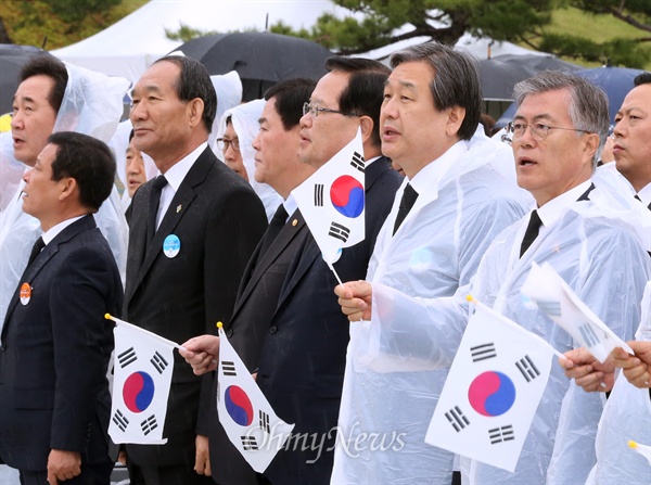 '임을 위한 행진곡' 나란히 제창한 김무성·문재인 정의화 국회의장과 김무성 새누리당 대표, 문재인 새정치민주연합 대표가 18일 오전 광주 국립 5·18 민주묘지에서 열린 제35주년 5·18 민주화운동 기념식에서 '임을 위한 행진곡'을 부르고 있다. 국무총리 직무대행으로 이날 기념식에 참석한 최경환 경제부총리와 박승춘 국가보훈처장은 자리에서 일어났지만 제창을 하진 않았다.