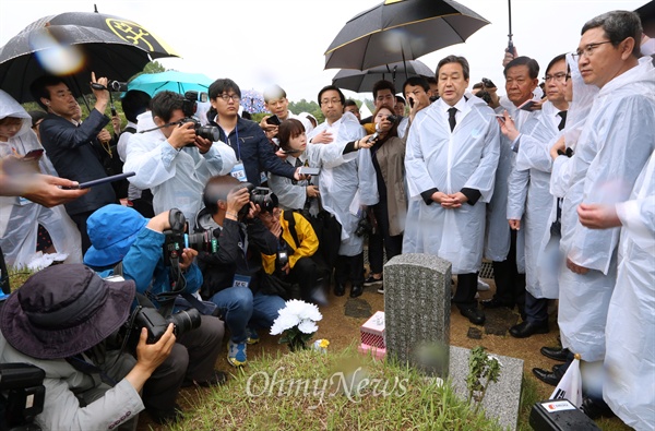 18일 광주 북구 운정동 국립5·18민주묘지에서 열린 5·18민주화운동 35주년 기념식에 참석한 김무성 새누리당 대표가 윤상원 열사 묘역을 둘러보고 있다.