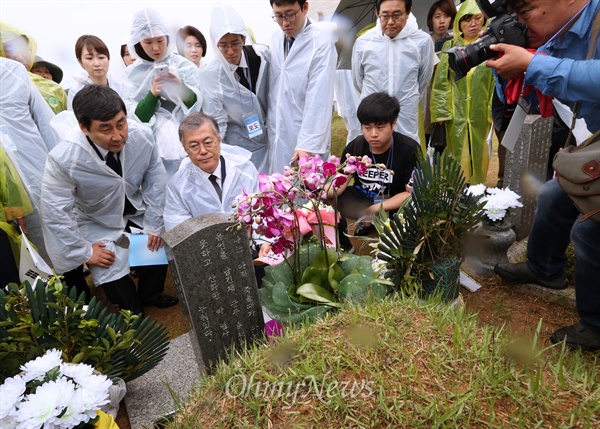 18일 광주 북구 운정동 국립5·18민주묘지에서 열린 5·18민주화운동 35주년 기념식에 참석한 문재인 새정치민주연합 대표가 박관현 열사 묘역을 둘러보고 있다.