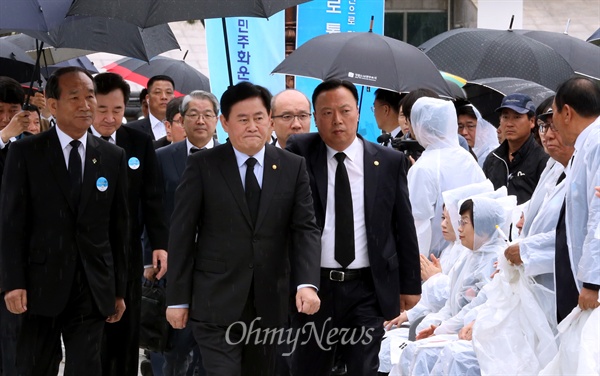 5.18 기념식 참석한 최경환 부총리 국무총리 직무대행을 맡고 있는 최경환 경제부총리와 박승춘 국가보훈처장이 18일 오전 광주 국립 5·18 민주묘지에서 열린 제35주년 5·18 민주화운동 기념식에 참석하고 있다.  