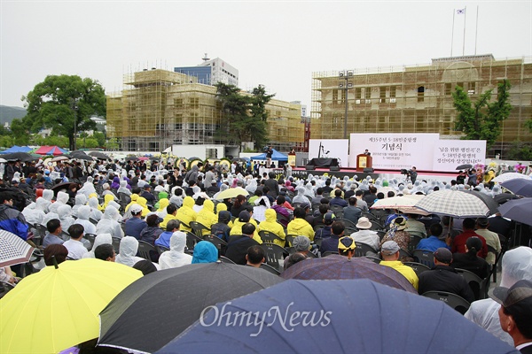  광주 금남로 옛 전남도청 앞 민주광장에서 별도의 5·18 35주년 기념식이 열렸다.  5·18유가족회 등 5월 관련 3개단체, 광주전남지역 시민사회단체, 5·18민중항쟁 기념행사위원회가 개최한 기념식에는 5·18 유가족, 시민, 세월호 유가족, 정치인 등 1천여 명이 참석했다. 