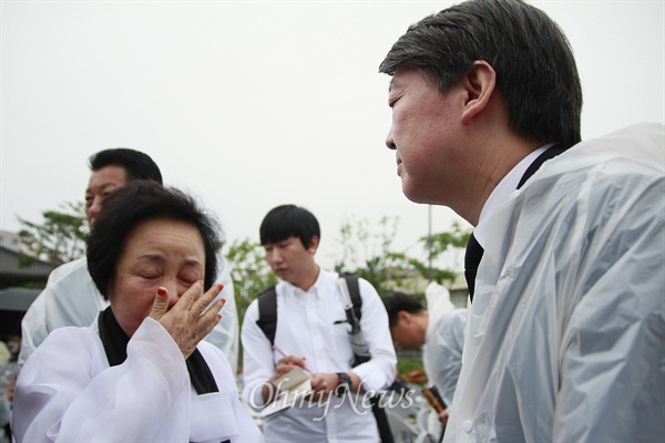  광주 금남로 옛 전남도청 앞 민주광장에서 열린 5·18 35주년 기념식에 참석한 안철수 의원이 한 유가족의 이야기를 굳은 표정으로 듣고 있다. 이날 유가족들은 새정치연합에 "정신차리라"며 비판했다.