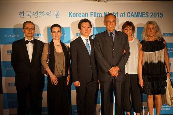  17일 오후 칸에서 열린 한국영화의 밤 행사에 참석한 해외 영화계 관계자들과 김세훈 영진위원장