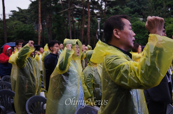18일 오후 대구 2.28기념공원에서 열린 5.18 35주년 기념행사에서 참가자들이 손을 흔들며 '님을 위한 행진곡'을 합창하고 있다.