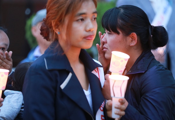  네팔 지진 피해 결혼이주여성 가족돕기 모금 공연이 18일 오후 경남 함양군 함양읍 동문네거리 농협중앙회 함양군지부 앞에서 열린 가운데 한 네팔 결혼이주여성이 촛불을 들고 눈물을 훔치고 있다. 함양군에는 44명의 네팔 결혼이주여성이 생활하고 있다.